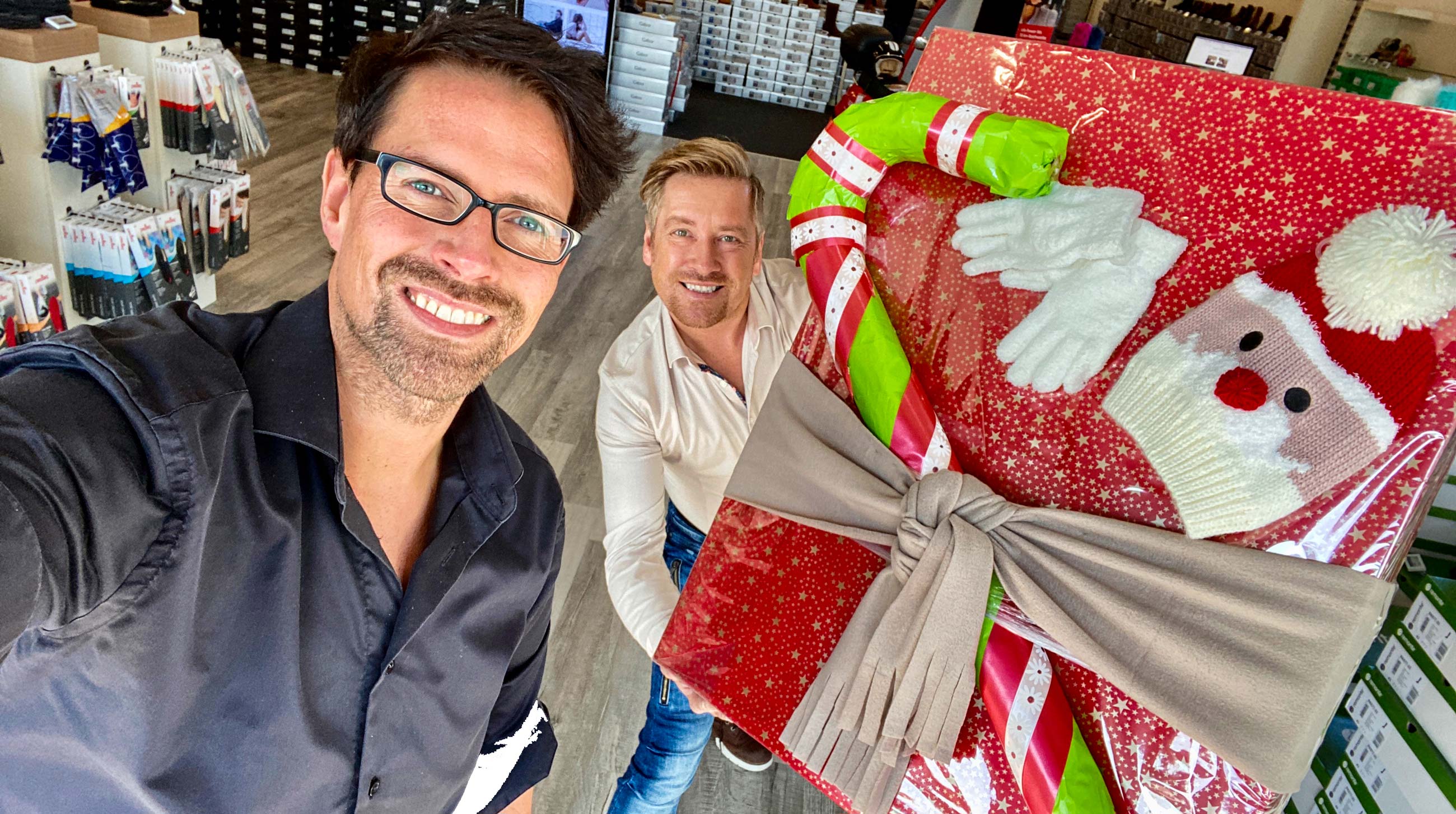 Die schuhplus-Chefs Georg Mahn (li.) und Kay Zimmer (re.) unterstützen"Weihnachten im Schuhkarton". (Die Bildrechte liegen bei dem Verfasser der Mitteilung.) Die schuhplus-Chefs Georg Mahn (li.) und Kay Zimmer (re.) unterstützen"Weihnachten im Schuhkarton". (Die Bildrechte liegen bei dem Verfasser der Mitteilung.)