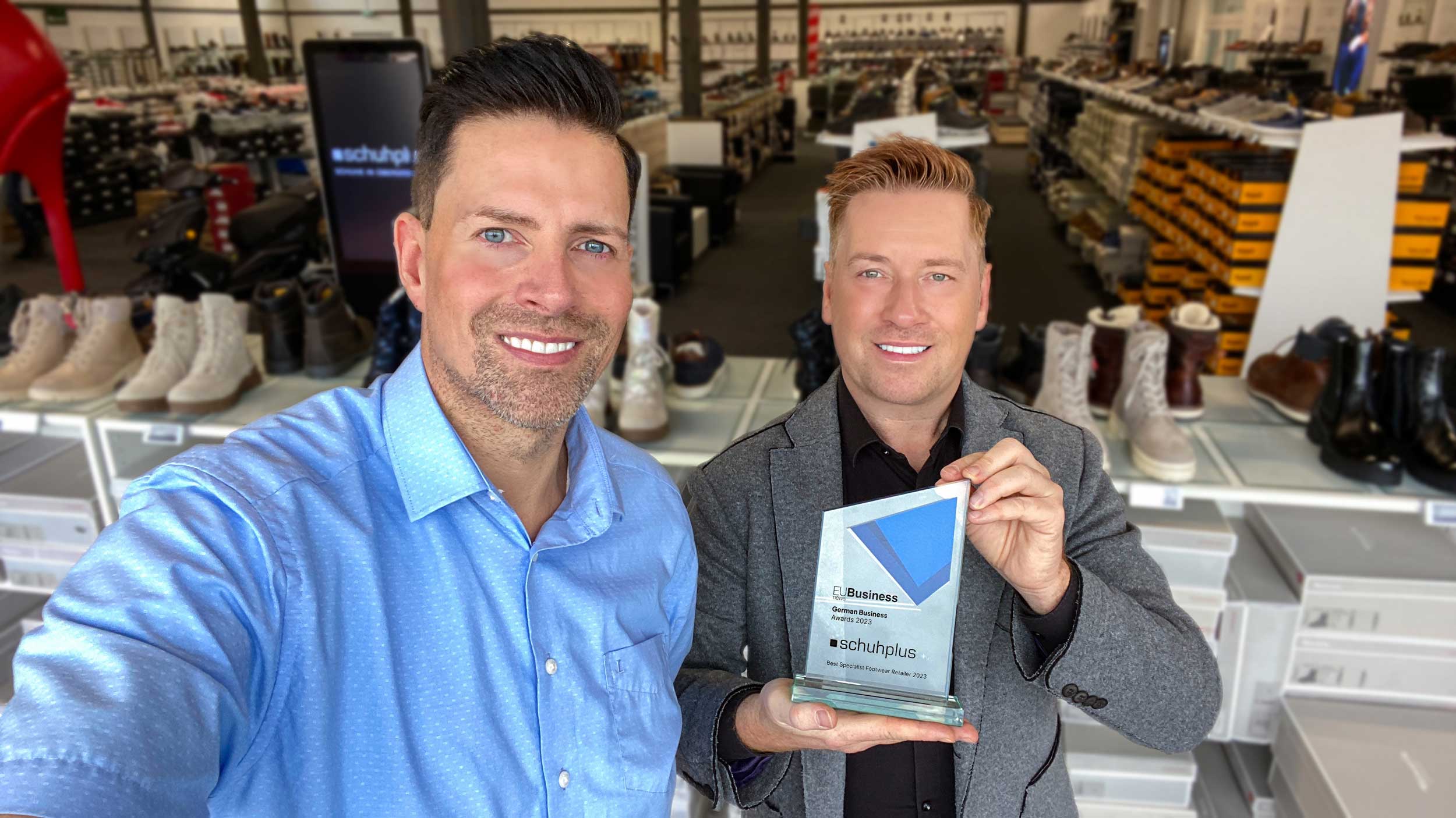 schuhplus-Gründer Georg Mahn (li.) und Kay Zimmer mit der Trophäe"Deutscher Wirtschaftspreis 2023" (Die Bildrechte liegen bei dem Verfasser der Mitteilung.) schuhplus-Gründer Georg Mahn (li.) und Kay Zimmer mit der Trophäe"Deutscher Wirtschaftspreis 2023" (Die Bildrechte liegen bei dem Verfasser der Mitteilung.)