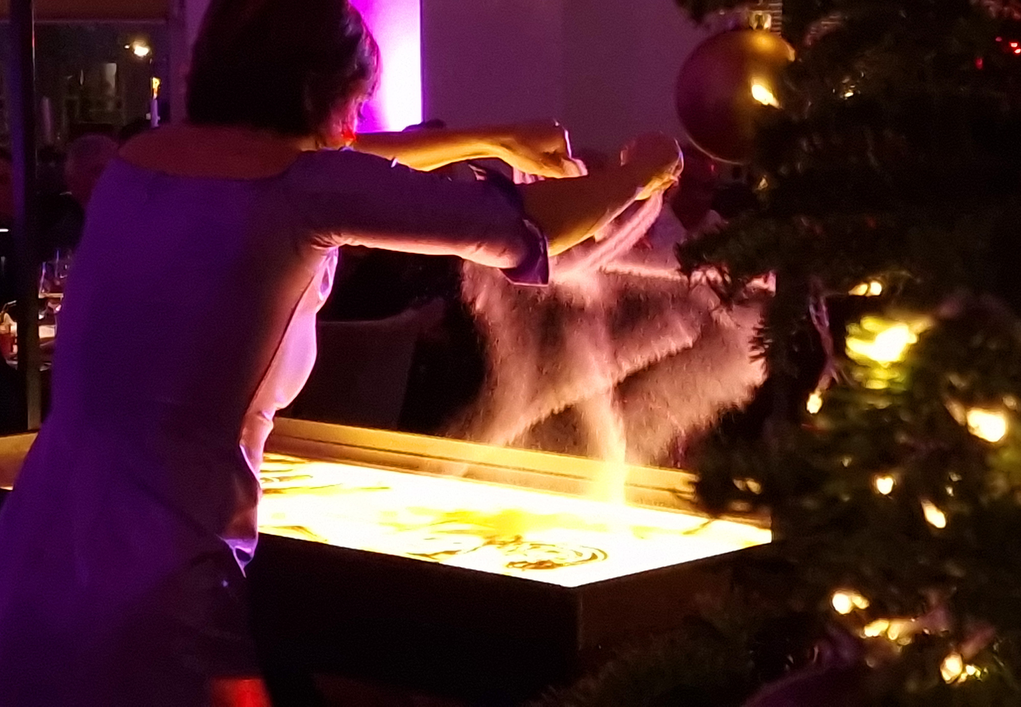 Show Künstlerin Sabrina malt mit Sand bei Weihnachtsfeier der Firma Show Künstlerin Sabrina malt mit Sand bei Weihnachtsfeier der Firma