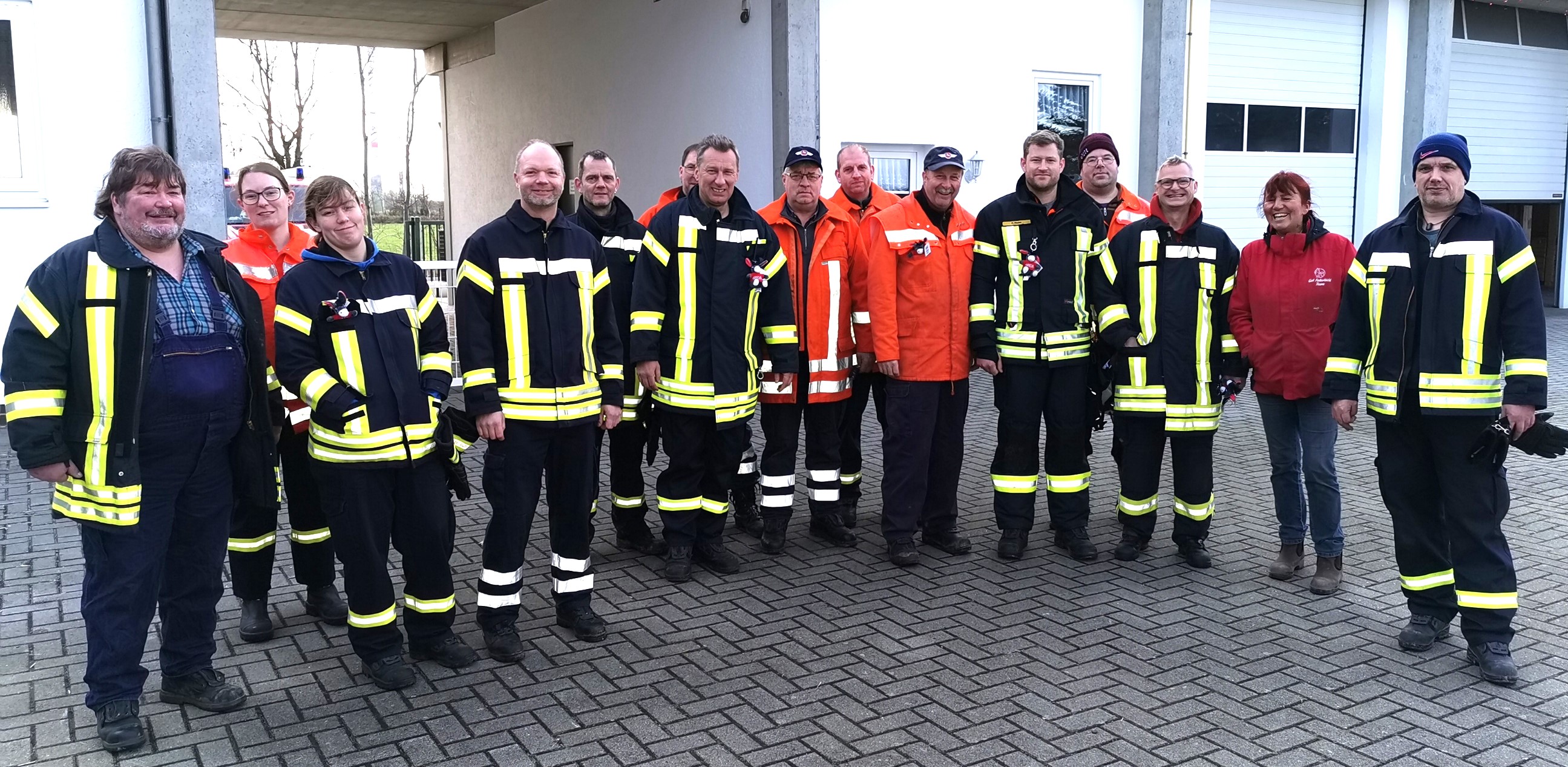 Annette Engelhardt (Ballermann Ranch) bedankt sich bei der Freiwilligen Feuerwehr Scholen (Die Bildrechte liegen bei dem Verfasser der Mitteilung.) Annette Engelhardt (Ballermann Ranch) bedankt sich bei der Freiwilligen Feuerwehr Scholen (Die Bildrechte liegen bei dem Verfasser der Mitteilung.)