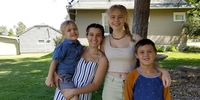 Auf in die Welt: Schülerin in den USA mit ihrer Gastfamilie (Stiftung Völkerverständigung) Auf in die Welt: Schülerin in den USA mit ihrer Gastfamilie (Stiftung Völkerverständigung)