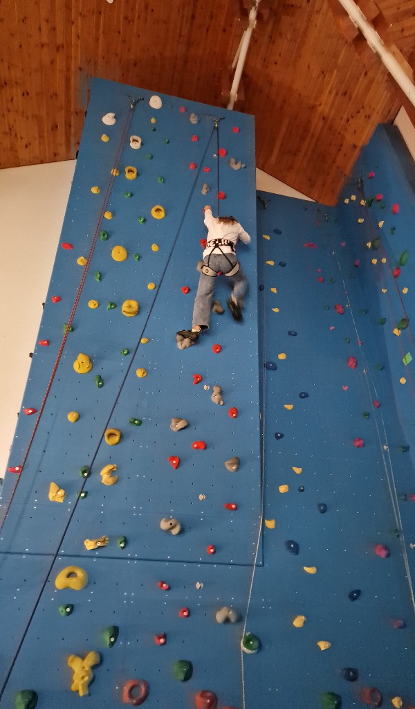 Kletterwand in der Unterkunft der Jugendbildungswerkstatt Kell am See (Die Bildrechte liegen bei dem Verfasser der Mitteilung.) Kletterwand in der Unterkunft der Jugendbildungswerkstatt Kell am See (Die Bildrechte liegen bei dem Verfasser der Mitteilung.)