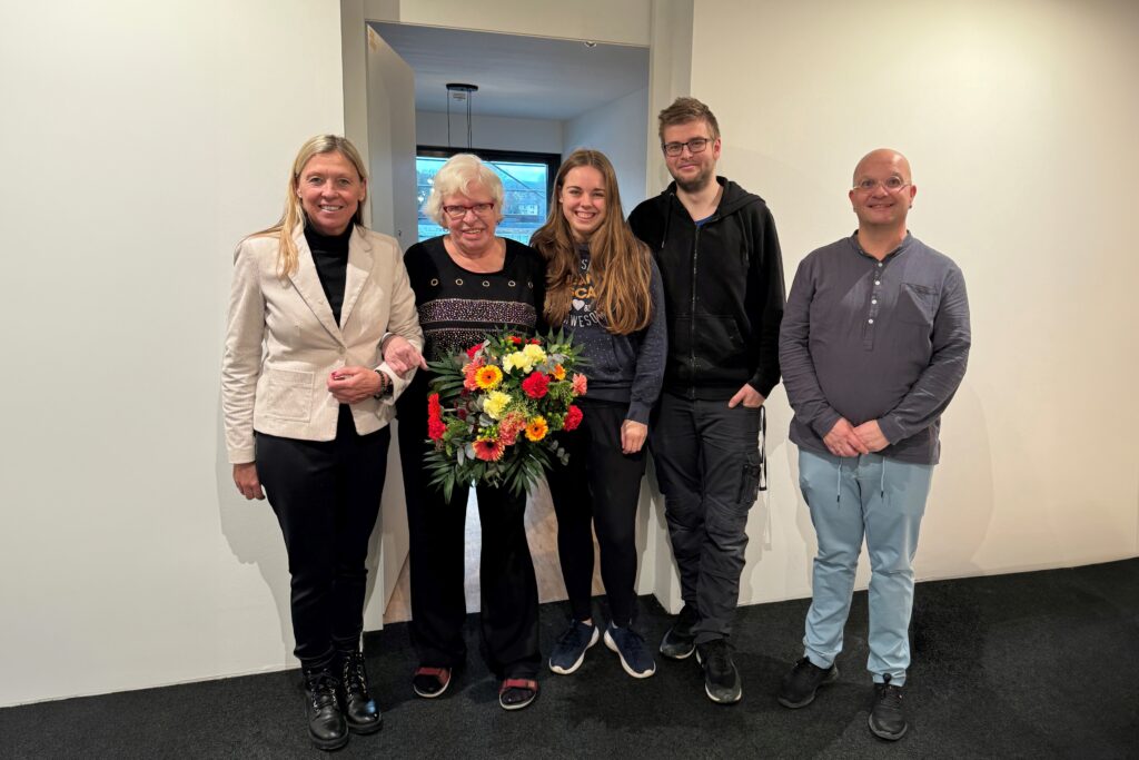 v.l.n.r.: Monika Wagner (The Flag), Marlies Hohensee, Enkelin Janina Wirtz mit Partner, Sascha Königshoven (The Flag) Urheber verzichtet auf Namensnennung (Die Bildrechte liegen bei dem Verfasser der Mitteilung.) v.l.n.r.: Monika Wagner (The Flag), Marlies Hohensee, Enkelin Janina Wirtz mit Partner, Sascha Königshoven (The Flag) Urheber verzichtet auf Namensnennung (Die Bildrechte liegen bei dem Verfasser der Mitteilung.)