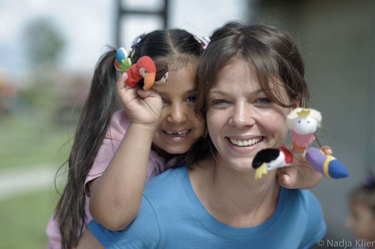 Jessica Schwarz besucht das rumänische Kinderdorf der Stiftung Kinderzukunft Jessica Schwarz besucht das rumänische Kinderdorf der Stiftung Kinderzukunft