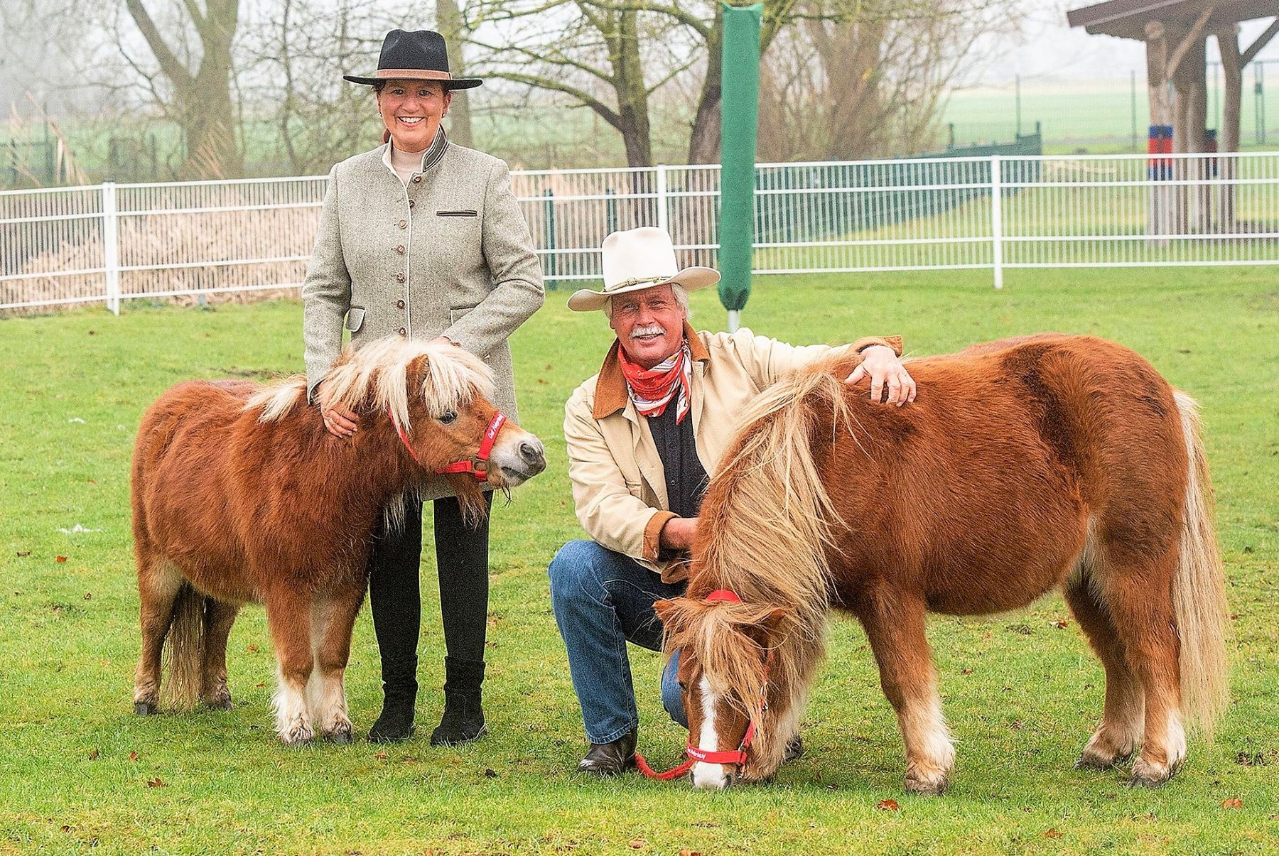 Annette u. AndréEngelhardt mit den geretteten Shettys"Punker-Möppie" und dem"Frechen Fridolin" (Die Bildrechte liegen bei dem Verfasser der Mitteilung.) Annette u. AndréEngelhardt mit den geretteten Shettys"Punker-Möppie" und dem"Frechen Fridolin" (Die Bildrechte liegen bei dem Verfasser der Mitteilung.)