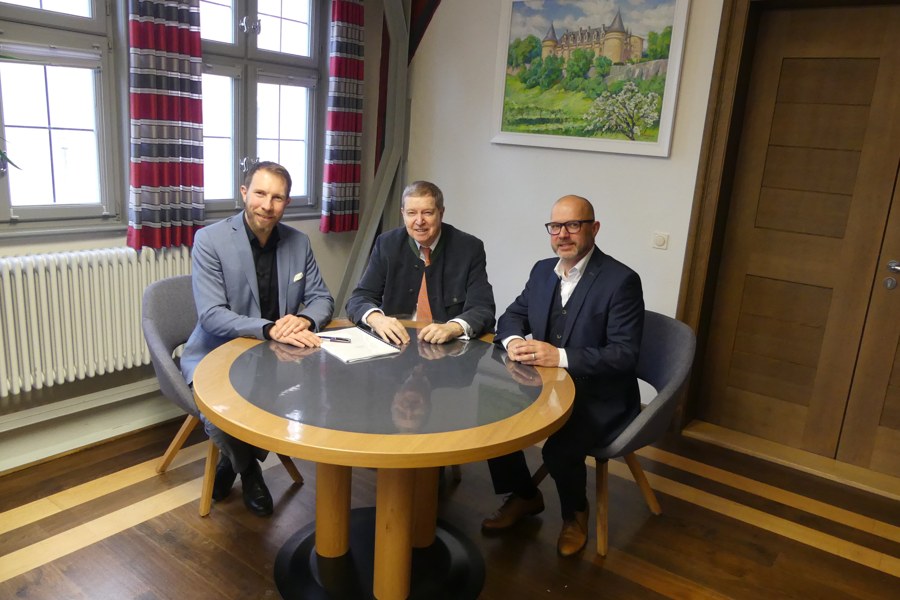 Erster Bürgermeister Thomas Heydecker, Dr. Peter Fiedler (CFO Grand Metropolitan) & Zweiter Bürgermeister Markus Eisenbarth. Erster Bürgermeister Thomas Heydecker, Dr. Peter Fiedler (CFO Grand Metropolitan) & Zweiter Bürgermeister Markus Eisenbarth.