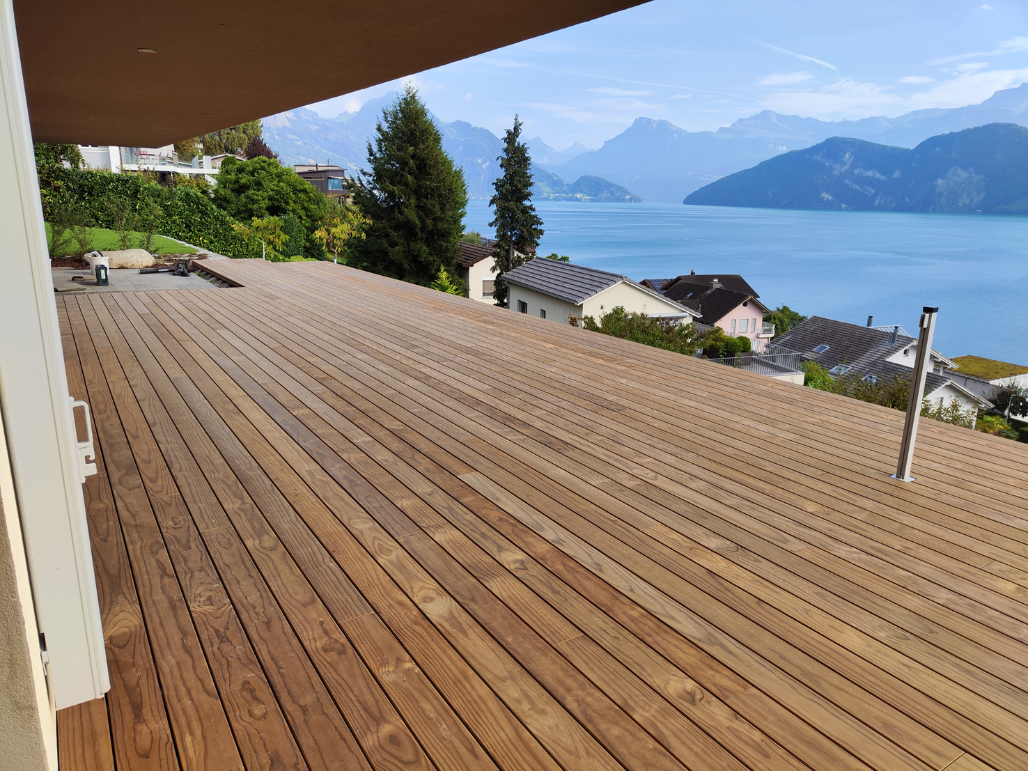 ABODO Terrasse mit bestmögicher Dauerhaftigkeit, hoher Nachhaltigkeit und Kosten-Vorteilen (Bild SABAG)