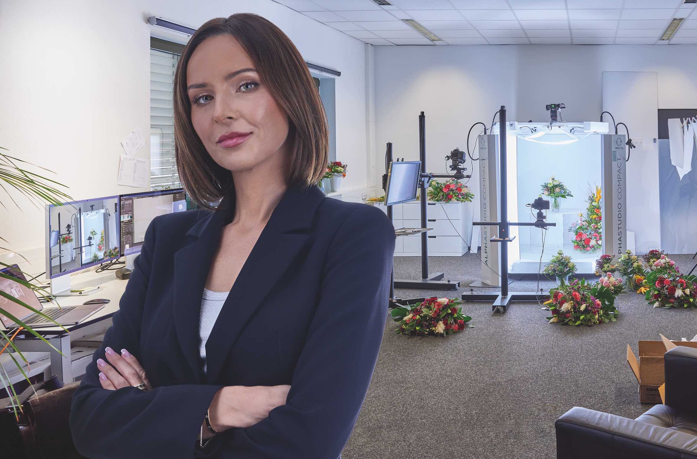 Agata Saitow, Mitglied der Geschäftsleitung der ALZURA Software GmbH, vor dem Foto-Roboter (Die Bildrechte liegen bei dem Verfasser der Mitteilung.) Agata Saitow, Mitglied der Geschäftsleitung der ALZURA Software GmbH, vor dem Foto-Roboter (Die Bildrechte liegen bei dem Verfasser der Mitteilung.)