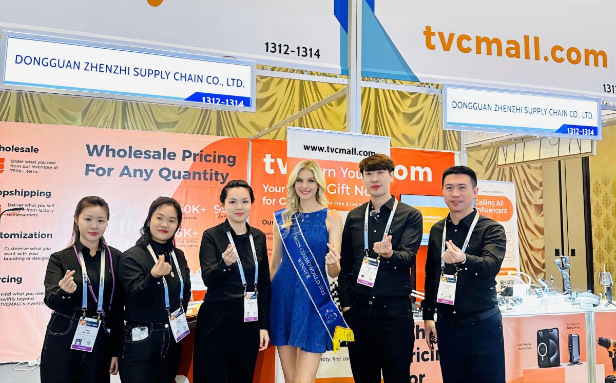 Das TVCMALL-Team und Miss CosmoWorld 2023, Shelby Ann Howell, auf der CES 2024. (© ) Das TVCMALL-Team und Miss CosmoWorld 2023, Shelby Ann Howell, auf der CES 2024. (© )