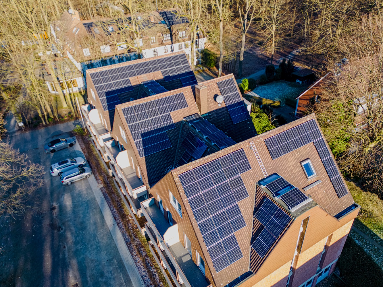 Rund 75.000 kWh klimafreundlichen Solarstrom liefert die PV-Anlage pro Jahr für den Eigenbedarf sowie zur optionalen Einspeisung. Rund 75.000 kWh klimafreundlichen Solarstrom liefert die PV-Anlage pro Jahr für den Eigenbedarf sowie zur optionalen Einspeisung.