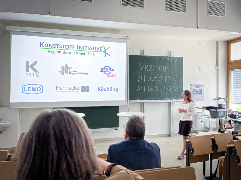 Event der Kunststoff-Initiative an der H-BRS, Moderation Christine Lötters (Foto: Torsten Spiller) (Die Bildrechte liegen bei dem Verfasser der Mitteilung.)