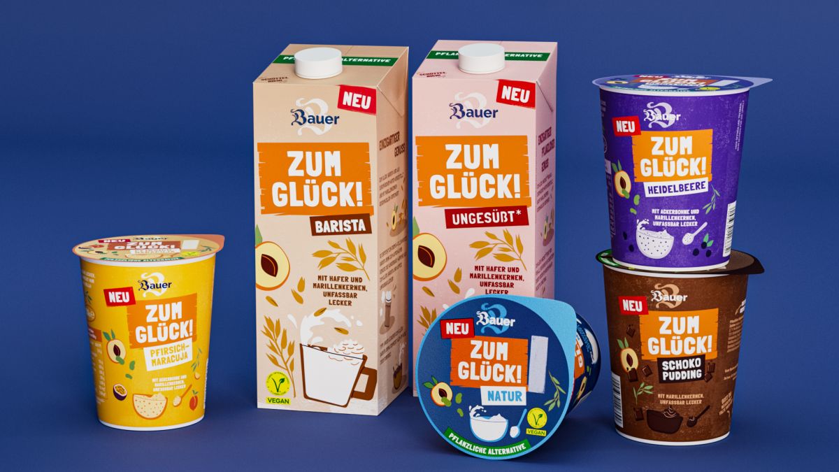 Die pflanzliche Linie ZUM GLÜCK! erweitert 2024 das Angebot der Privatmolkerei Bauer (© Peter Schmidt Group) Die pflanzliche Linie ZUM GLÜCK! erweitert 2024 das Angebot der Privatmolkerei Bauer (© Peter Schmidt Group)