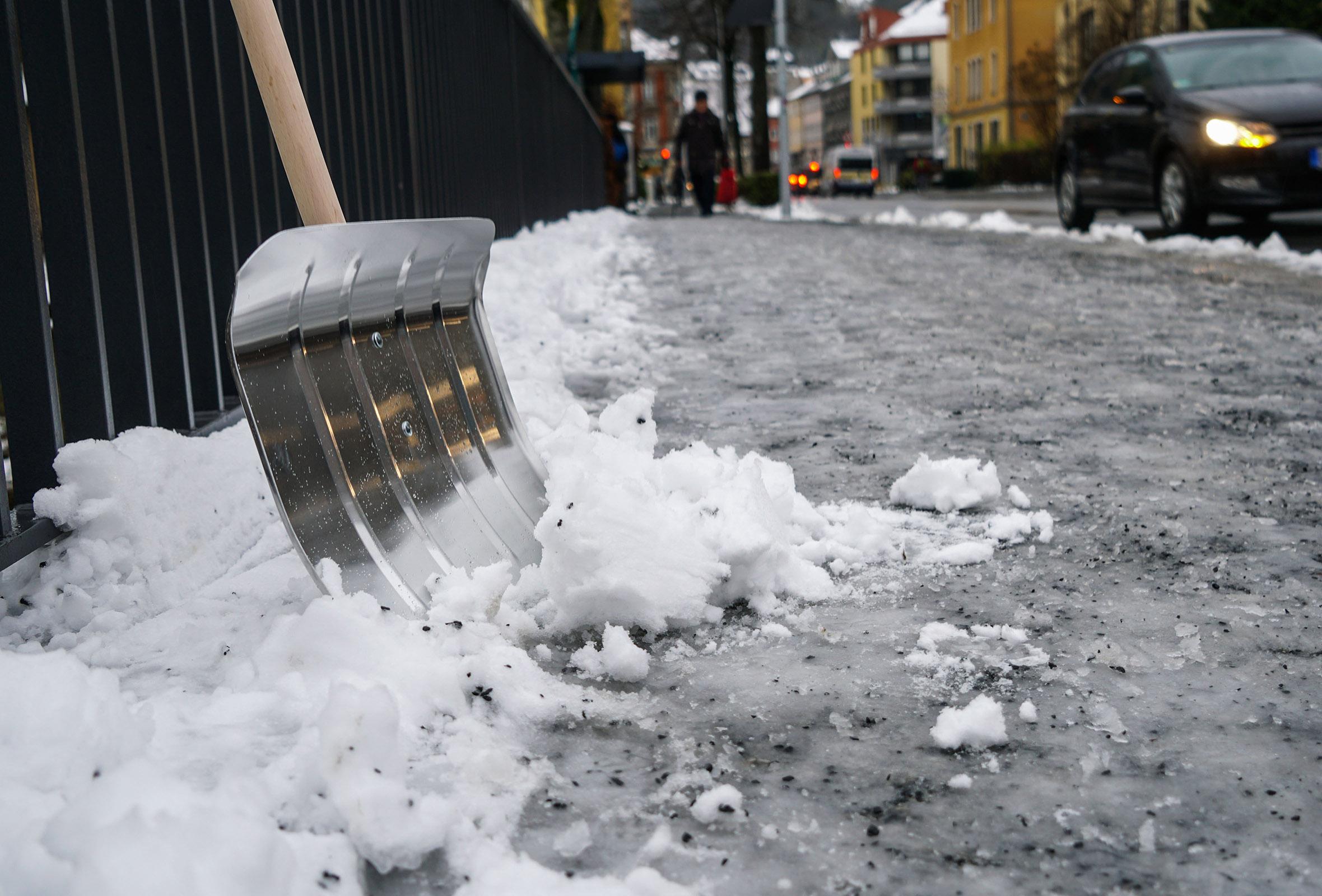 Bei Eis und Schnee müssen Bürgersteige geräumt werden. Foto:  HUK-COBURG (Die Bildrechte liegen bei dem Verfasser der Mitteilung.)