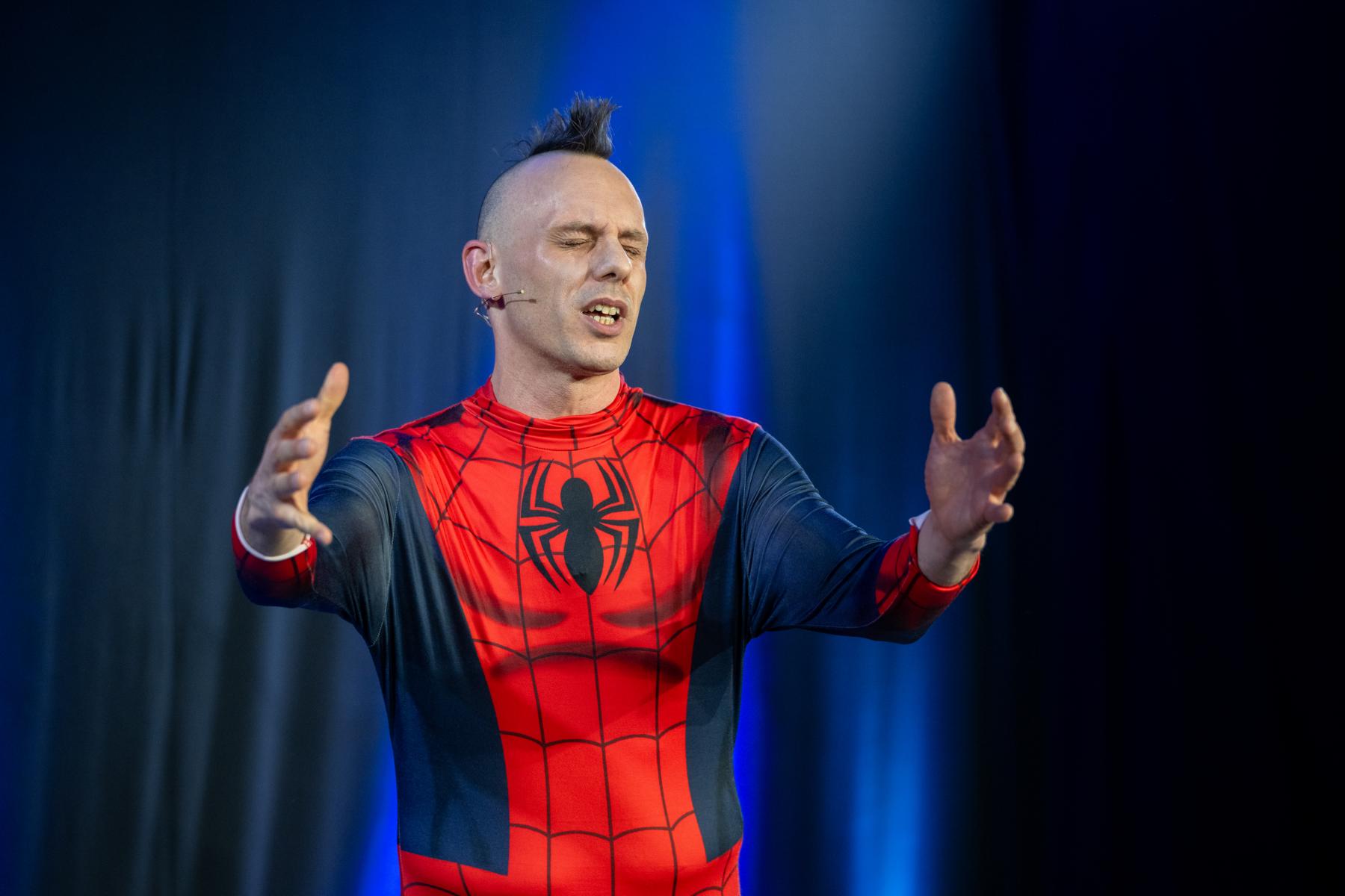 Lars Mette auf der Bühne beim Speaker Slam Mastershausen (Die Bildrechte liegen bei dem Verfasser der Mitteilung.) Lars Mette auf der Bühne beim Speaker Slam Mastershausen (Die Bildrechte liegen bei dem Verfasser der Mitteilung.)