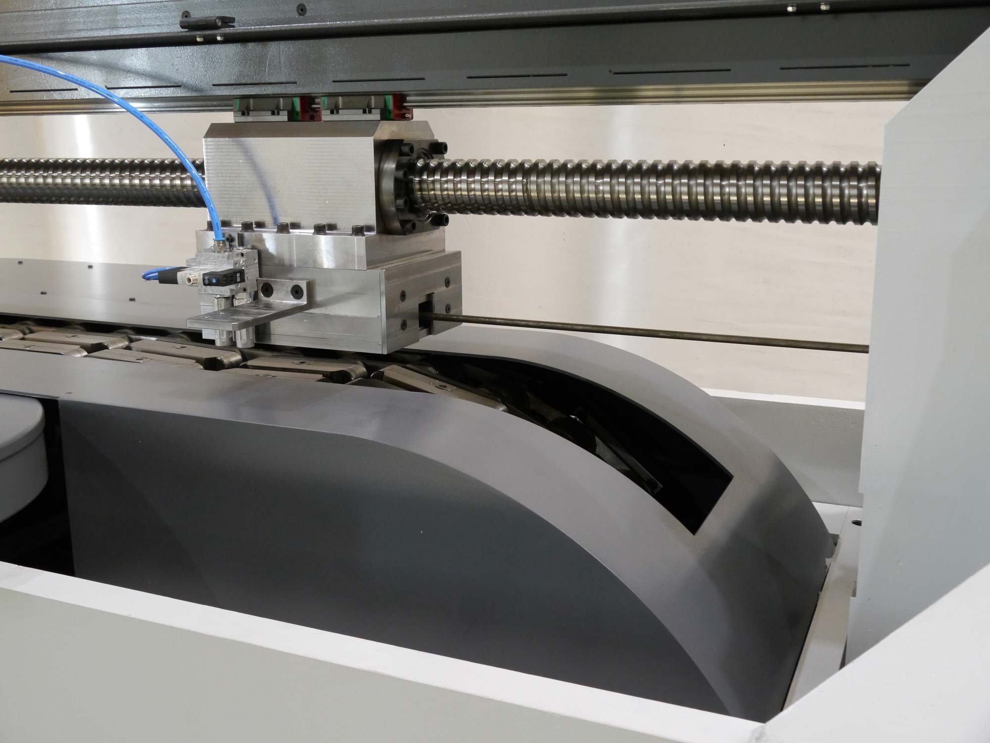 Eine auf einer Kugelumlaufspindel montierte Einziehzange fördert einen neuen Draht in die Maschine, (Die Bildrechte liegen bei dem Verfasser der Mitteilung.) Eine auf einer Kugelumlaufspindel montierte Einziehzange fördert einen neuen Draht in die Maschine, (Die Bildrechte liegen bei dem Verfasser der Mitteilung.)