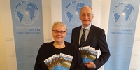 Carmen Lau und Dr. Michael Eckstein mit der „Auf in die Welt 2024“ (Stiftung Völkerverständigung) Carmen Lau und Dr. Michael Eckstein mit der „Auf in die Welt 2024“ (Stiftung Völkerverständigung)