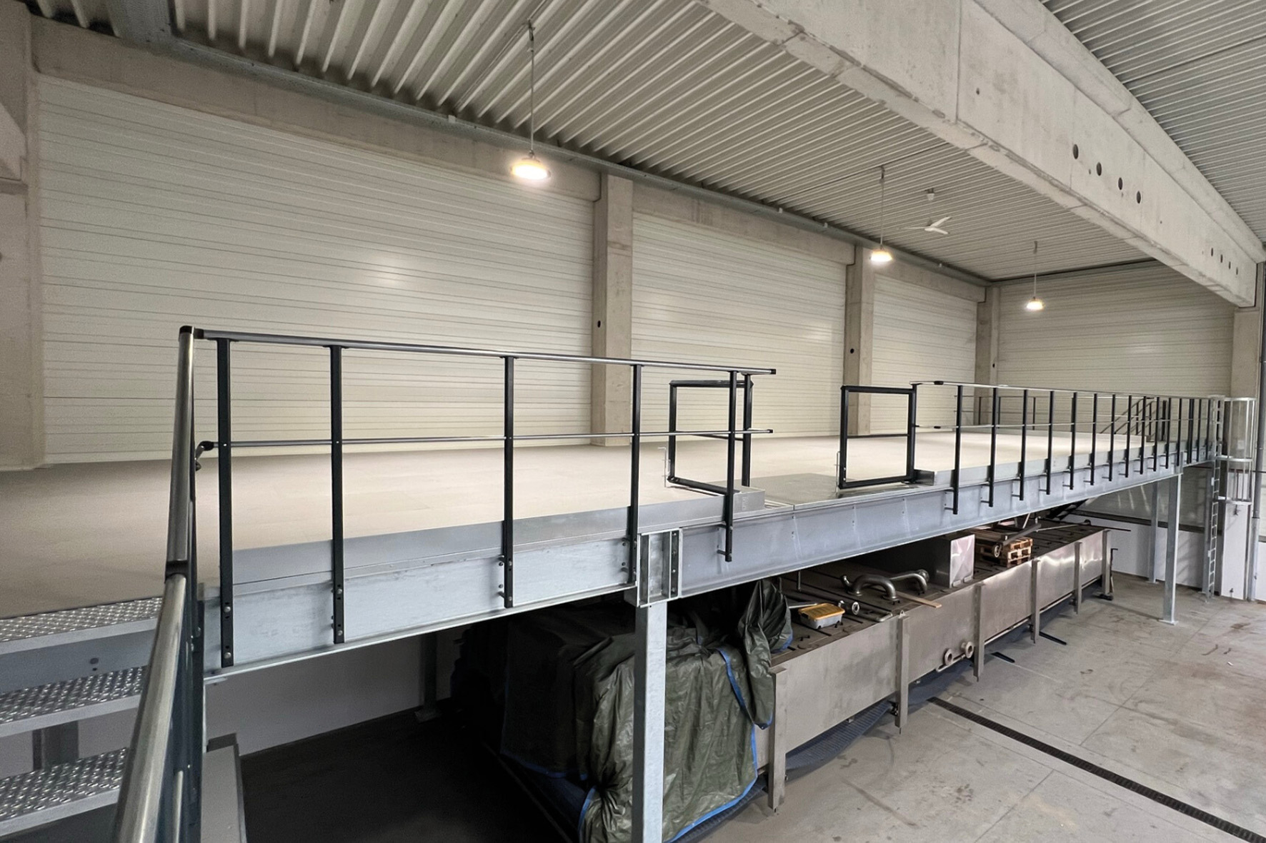 Die neue Lagerbühne bietet viel Platz, den weiterhin auch die Produktionsmaschine darunter  findet.