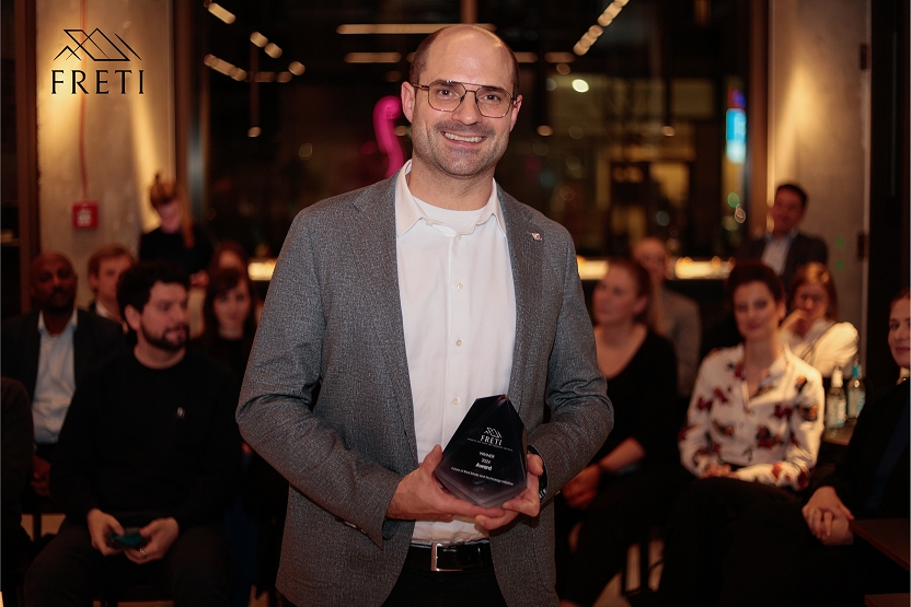 FRETI Award Gewinner Dr. Johannes Fütterer, SPRINGER CaféHamburg (Die Bildrechte liegen bei dem Verfasser der Mitteilung.) FRETI Award Gewinner Dr. Johannes Fütterer, SPRINGER CaféHamburg (Die Bildrechte liegen bei dem Verfasser der Mitteilung.)