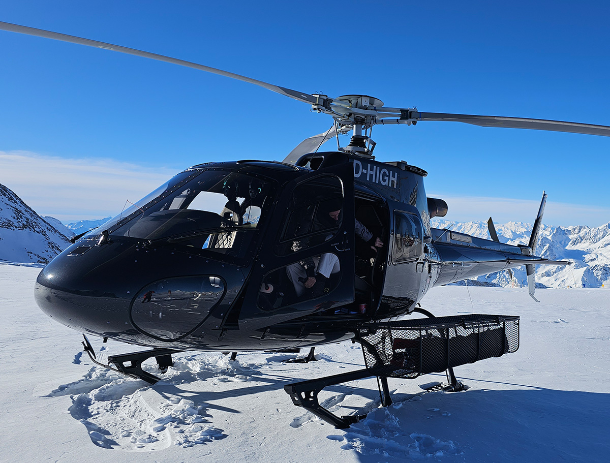 Helicopter D-HIGH in Zermatt mit Skikorb. Helicopter D-HIGH in Zermatt mit Skikorb.