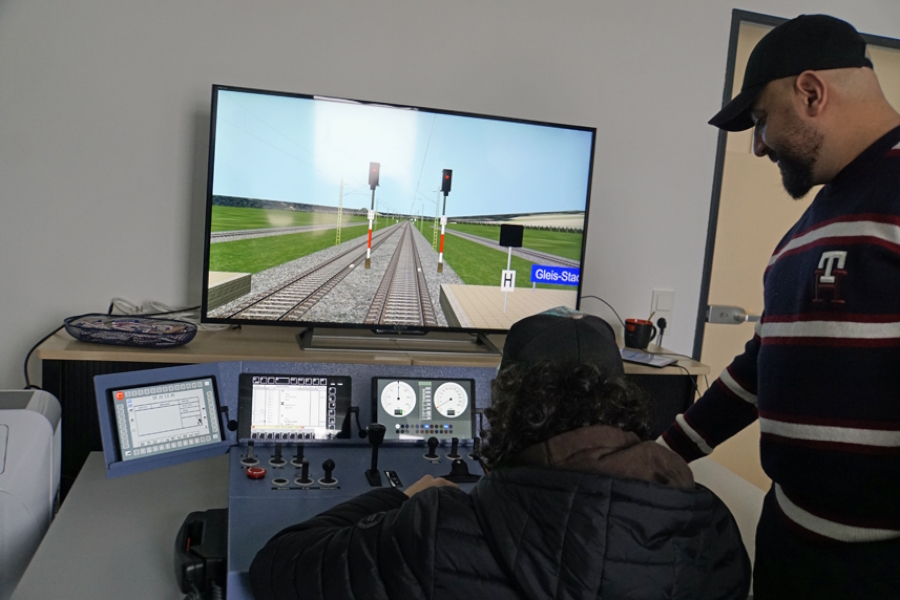 Schülerüben unter Anleitung am Fahrsimulator bei LokSpace (Die Bildrechte liegen bei dem Verfasser der Mitteilung.) Schülerüben unter Anleitung am Fahrsimulator bei LokSpace (Die Bildrechte liegen bei dem Verfasser der Mitteilung.)