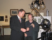 li. Senator Daiger, re. Andreas Haesler Dentalhistorisches Museum/Foto: Dr. Walser Dental GmbH