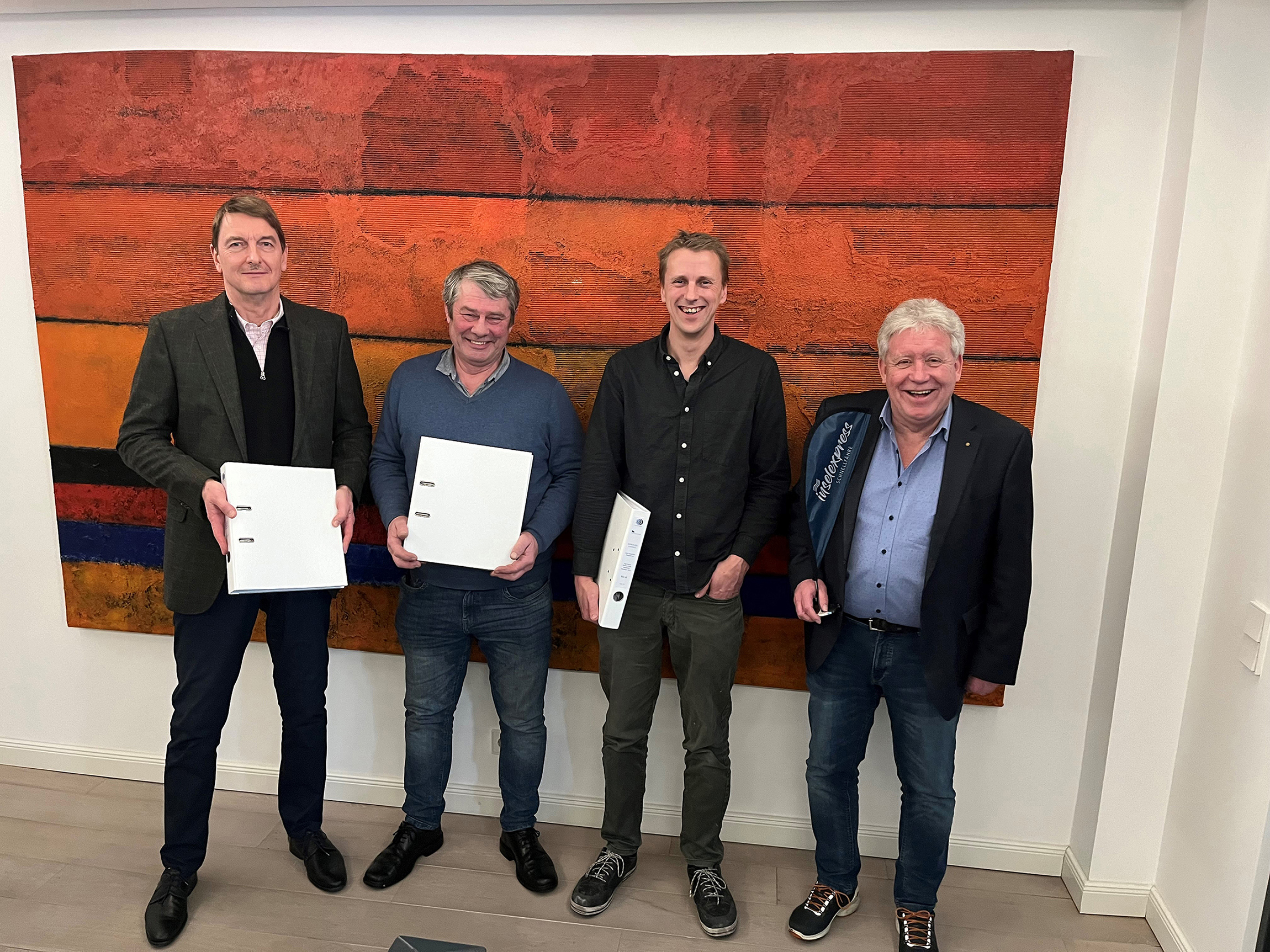 v.l.: Fred Meyer (Casssen-Tours), Albert und Dirk Keizer (NG Shipyards) und Rolf Harms unterzeichneten in Norddeich den Bauvertrag