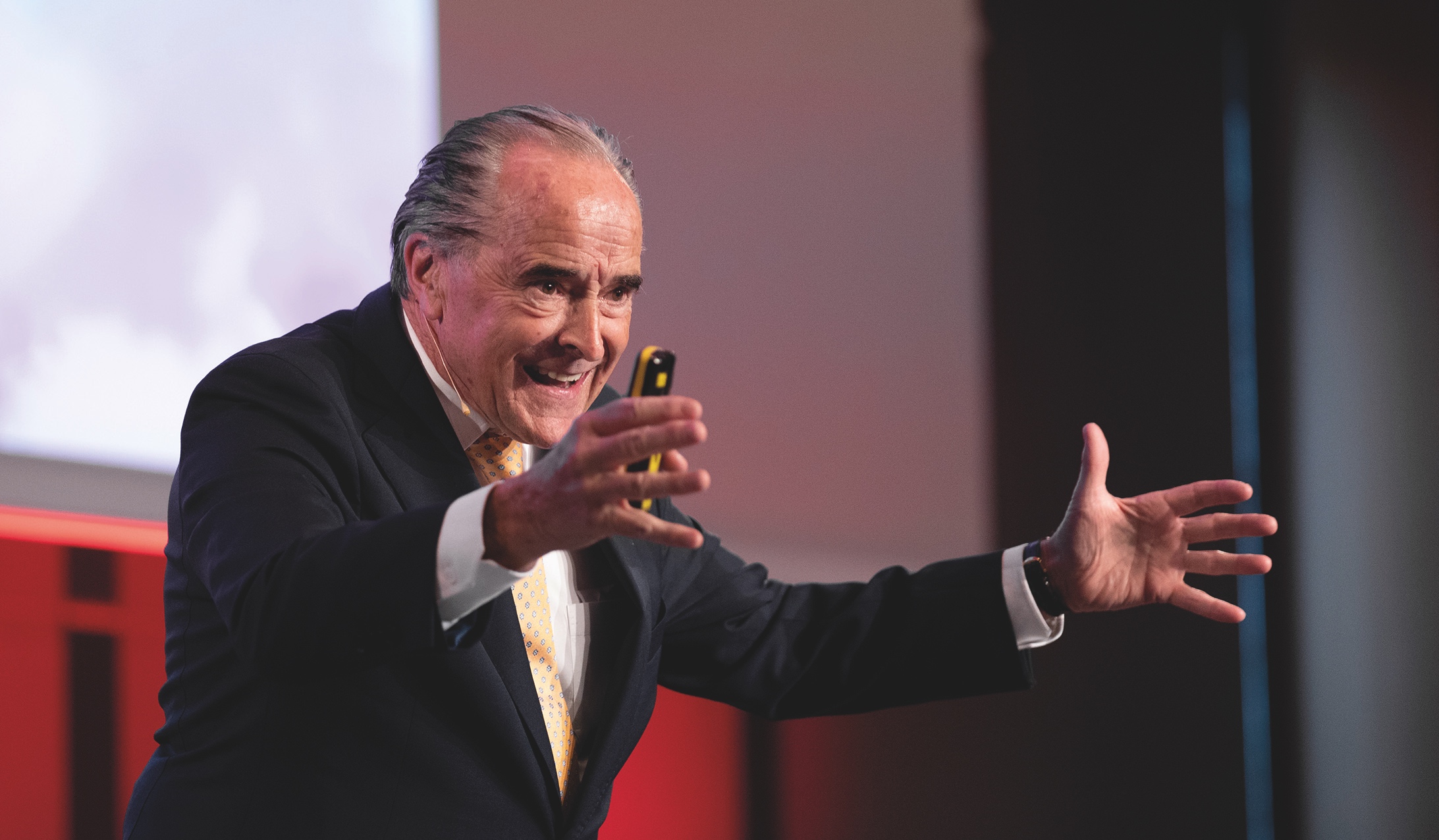 Keynote Speaker Bruno Dobler zeigt die Parallelen zwischen Cockpit-Koordination und Teamführung auf. (Die Bildrechte liegen bei dem Verfasser der Mitteilung.)