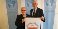 Carmen Lau und Dr. Michael Eckstein mit dem Gütesiegel 2023 (Stiftung Völkerverständigung) Carmen Lau und Dr. Michael Eckstein mit dem Gütesiegel 2023 (Stiftung Völkerverständigung)