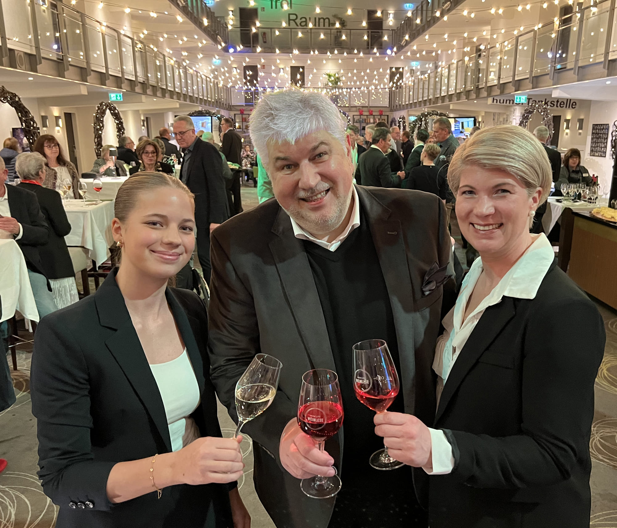 Sie freuten sichüber die erfolgreiche 26. Weingala im Mercure Tagungs-& Landhotel Krefeld (v. l.): (Bildquelle: Mercure Tagungs-& Landhotel Krefeld) Sie freuten sichüber die erfolgreiche 26. Weingala im Mercure Tagungs-& Landhotel Krefeld (v. l.): (Bildquelle: Mercure Tagungs-& Landhotel Krefeld)