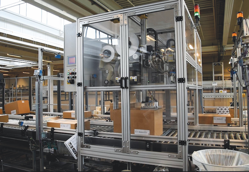 Der REA LABEL High-Speed Servo-Etikettierer erkennt Versandgebinde mit variierenden Höhen. (Die Bildrechte liegen bei dem Verfasser der Mitteilung.)