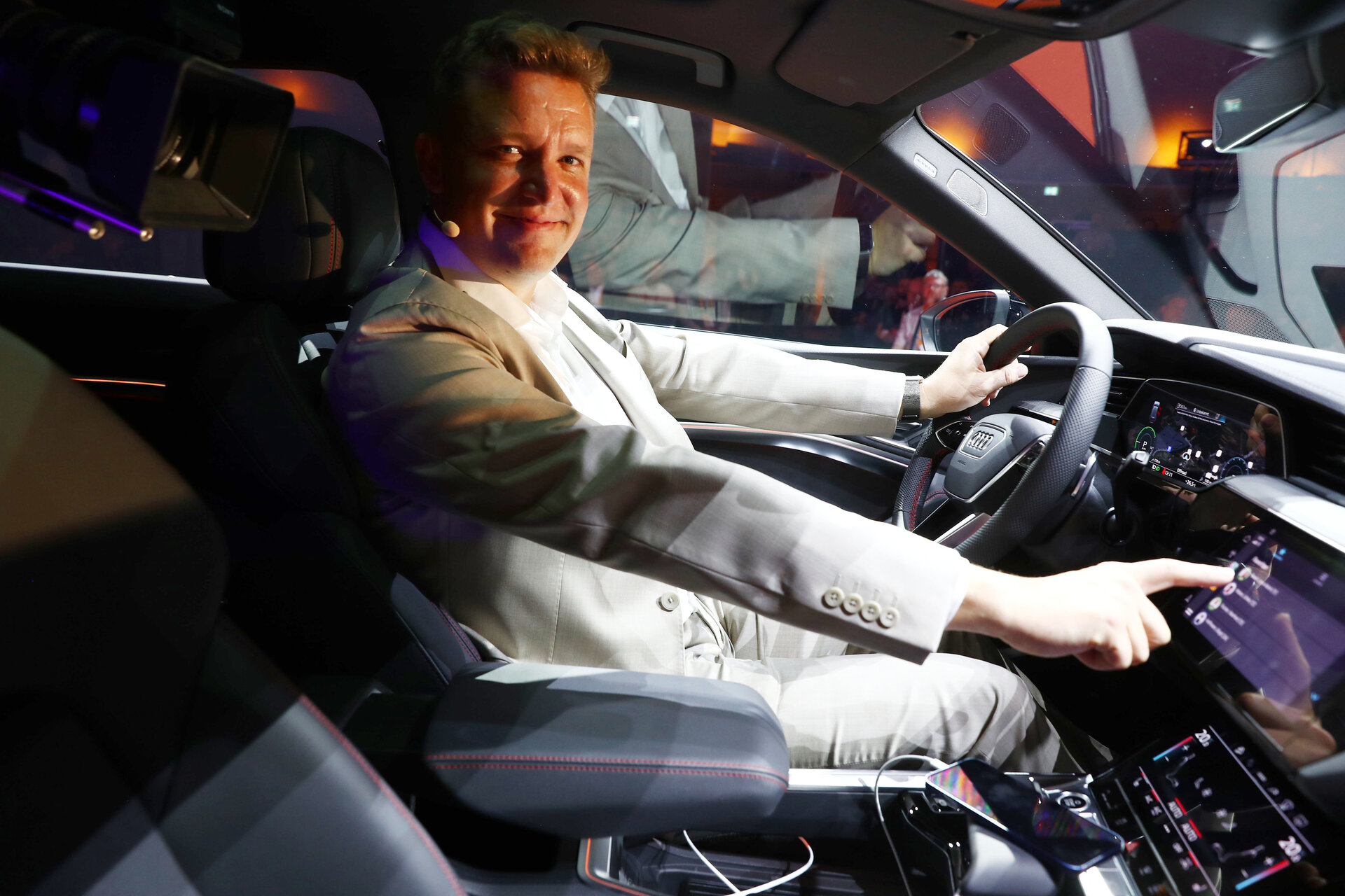 STARFACE macht mobil: CEO Florian Buzin gewährt Einblicke in die CarPlay-Integration. (Die Bildrechte liegen bei dem Verfasser der Mitteilung.) STARFACE macht mobil: CEO Florian Buzin gewährt Einblicke in die CarPlay-Integration. (Die Bildrechte liegen bei dem Verfasser der Mitteilung.)