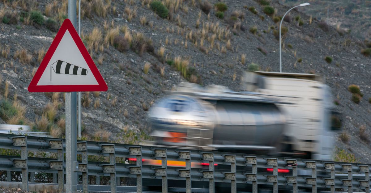 Entwicklung eines wegweisenden präventiven Warnsystems vor starken Windböen im Straßenverkehr (© © stock.adobe.com)