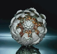 Außergewöhnlicher Schmuck: Der Ring „Charming Rose“ mit beweglichen Blütenblättern. Foto: HKTDC