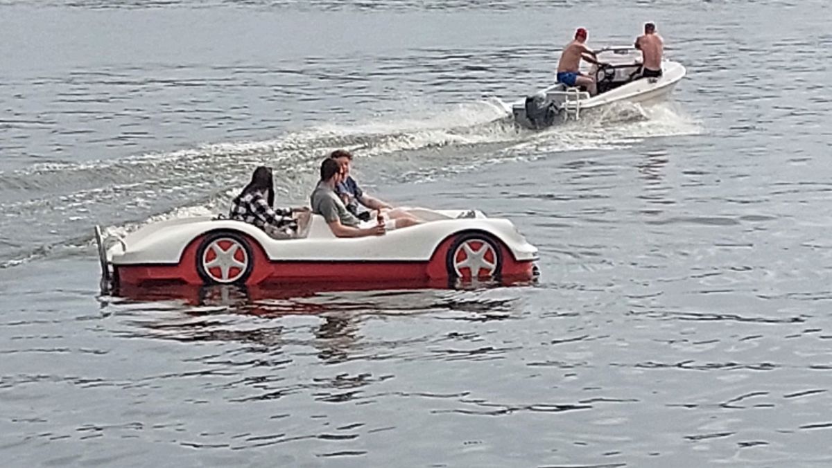 Autofahrt auf einem Fluss (© Privat) Autofahrt auf einem Fluss (© Privat)