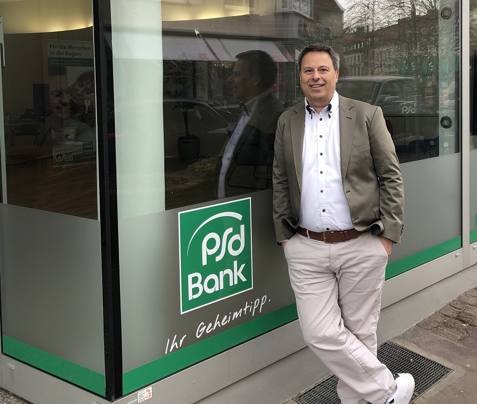Finanzierungsspezialist Dirk de Geus vor dem neuen Beratungsbüro in der Osterstraße. (Die Bildrechte liegen bei dem Verfasser der Mitteilung.) Finanzierungsspezialist Dirk de Geus vor dem neuen Beratungsbüro in der Osterstraße. (Die Bildrechte liegen bei dem Verfasser der Mitteilung.)