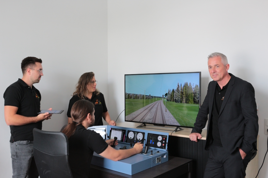 Das Lok-Space Team am Simulator: Marvin Flohr, Christian Bachmann, Daniela Koch und Carsten Flohr (Die Bildrechte liegen bei dem Verfasser der Mitteilung.)