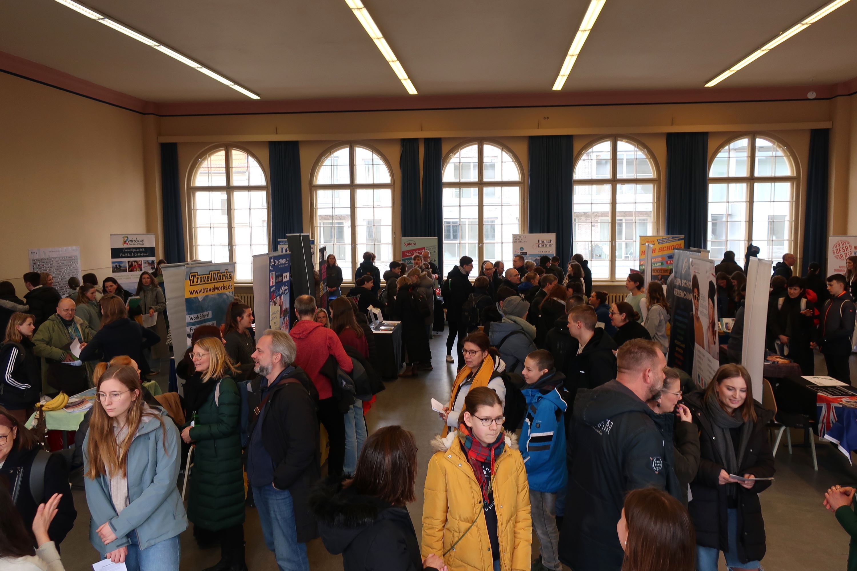 Verschiedene Austauschorganisationen beraten bei der JuBi zum Thema"Bildung und Reise im Ausland". (Die Bildrechte liegen bei dem Verfasser der Mitteilung.) Verschiedene Austauschorganisationen beraten bei der JuBi zum Thema"Bildung und Reise im Ausland". (Die Bildrechte liegen bei dem Verfasser der Mitteilung.)