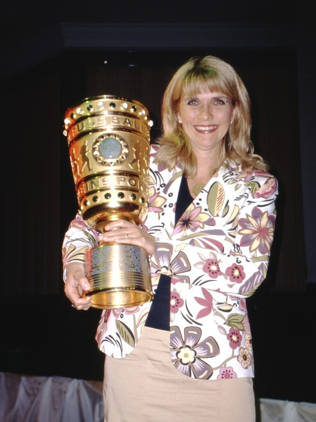 Petra Vieten beim Pokalfinale in Berlin mit original DFB-Pokal (Die Bildrechte liegen bei dem Verfasser der Mitteilung.) Petra Vieten beim Pokalfinale in Berlin mit original DFB-Pokal (Die Bildrechte liegen bei dem Verfasser der Mitteilung.)