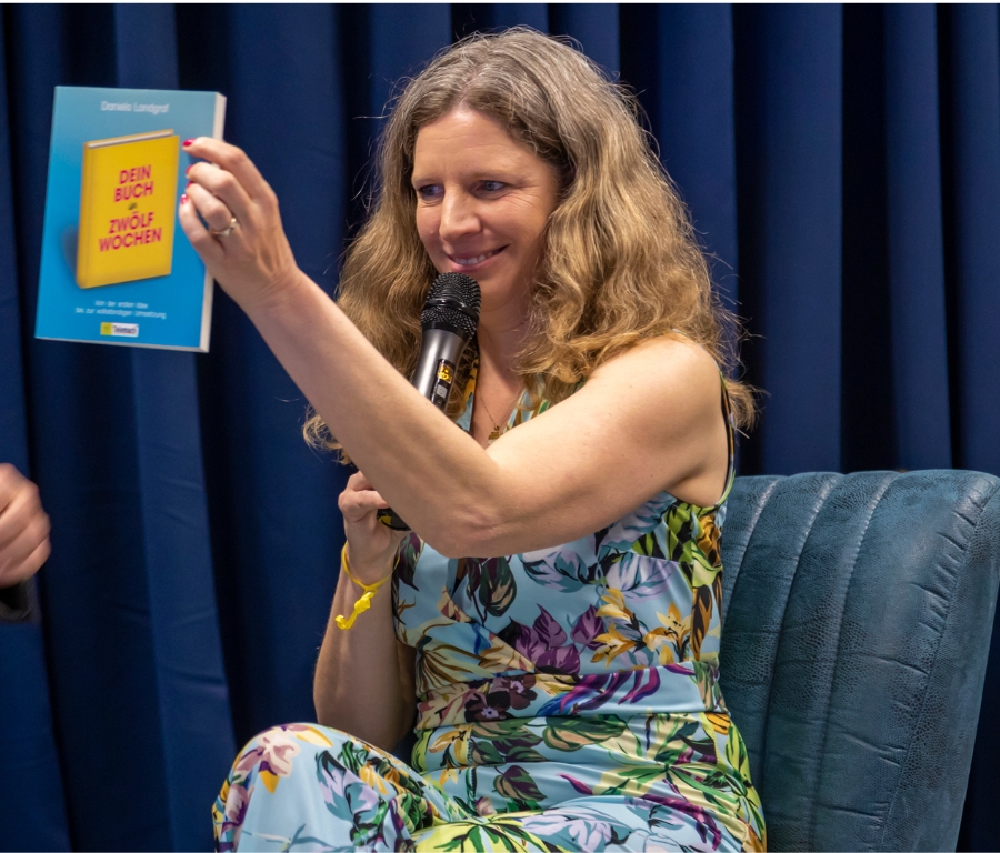 Daniela Landgraf stellt ihr Buch"Dein Buch in zwölf Wochen" vor (Die Bildrechte liegen bei dem Verfasser der Mitteilung.) Daniela Landgraf stellt ihr Buch"Dein Buch in zwölf Wochen" vor (Die Bildrechte liegen bei dem Verfasser der Mitteilung.)
