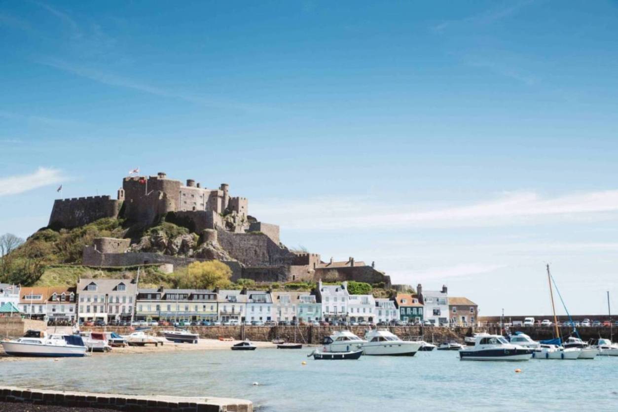 Jersey (hier Gorey Castle) ist im Sommer wieder per Direktflug zu erreichen
