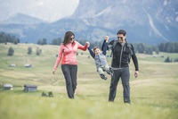 Familienwanderung auf der Seiser Alm (c) Hannes Niederkofler (Cavallino Bianco)