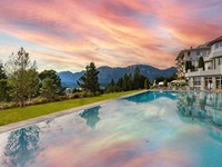 Atemberaubender Ausblick aus dem Outdoorpool (c) Hotel Panorama Royal