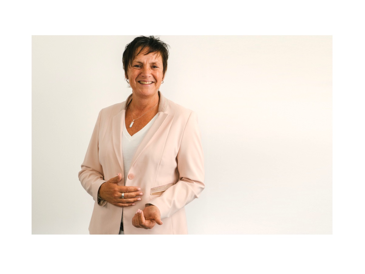 Lifecoach Steffi Christian freut sich über Eröffnung der ersten durch sie finanzierten Schule in Kamerun. Lifecoach Steffi Christian freut sich über Eröffnung der ersten durch sie finanzierten Schule in Kamerun.