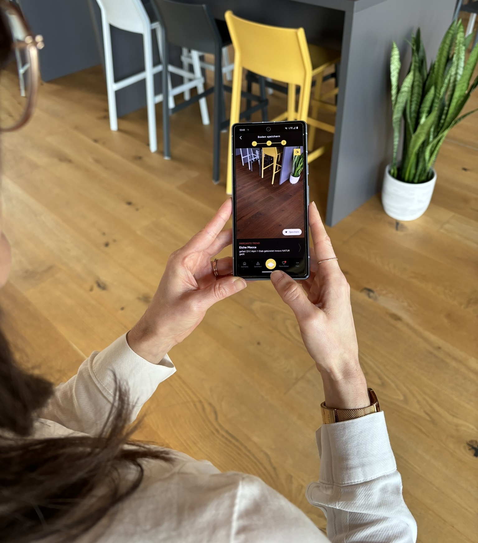 Dank AR lässt sich die Wirkung verschiedener Bodenbelägeüber die tilo App realitätsecht testen. (Die Bildrechte liegen bei dem Verfasser der Mitteilung.)