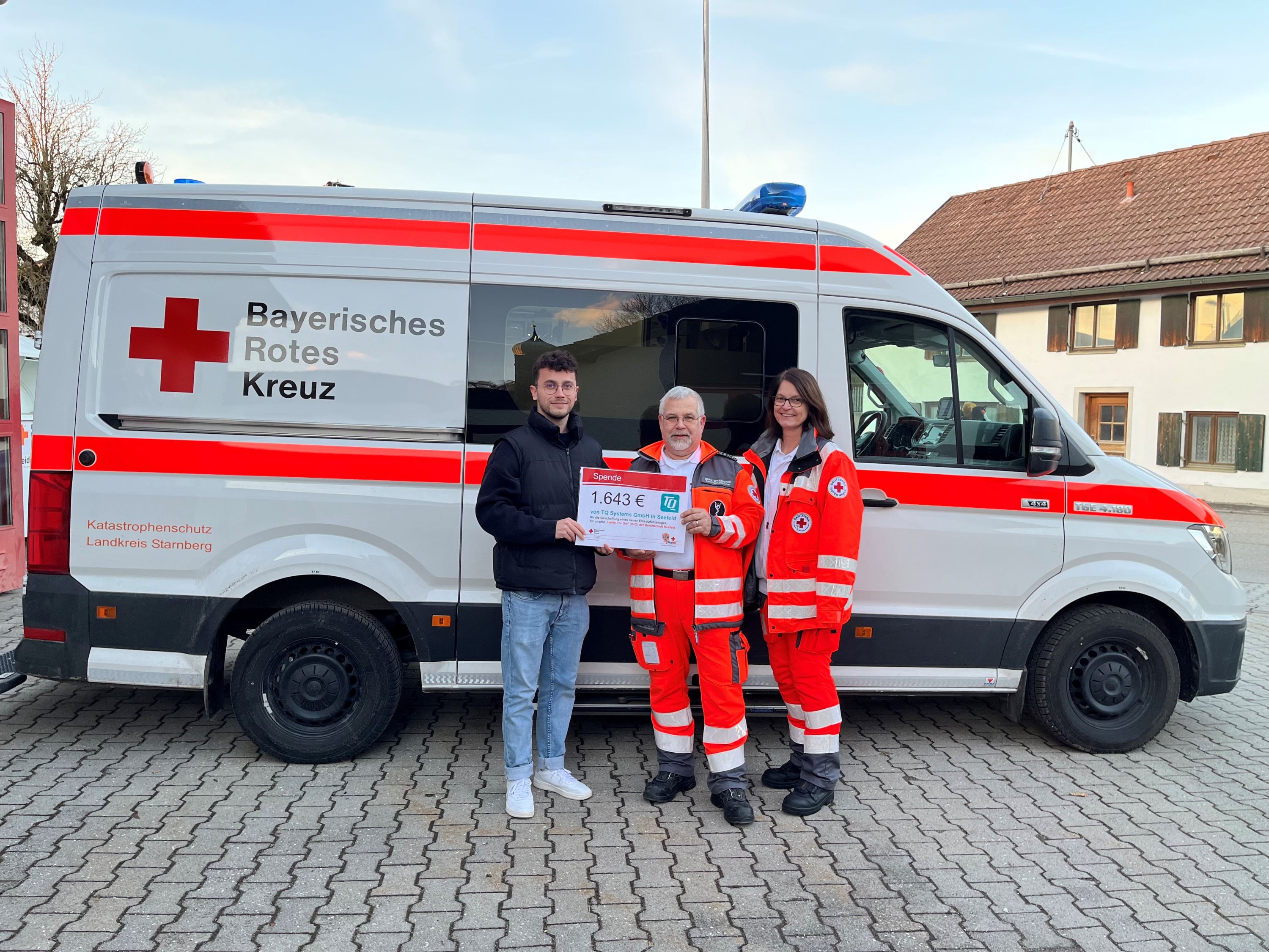 Scheckübergabe von Tim Schäfer (Personal-Marketing von TQ) an die Seefelder BRK Bereitschaft (Bildquelle: TQ) Scheckübergabe von Tim Schäfer (Personal-Marketing von TQ) an die Seefelder BRK Bereitschaft (Bildquelle: TQ)
