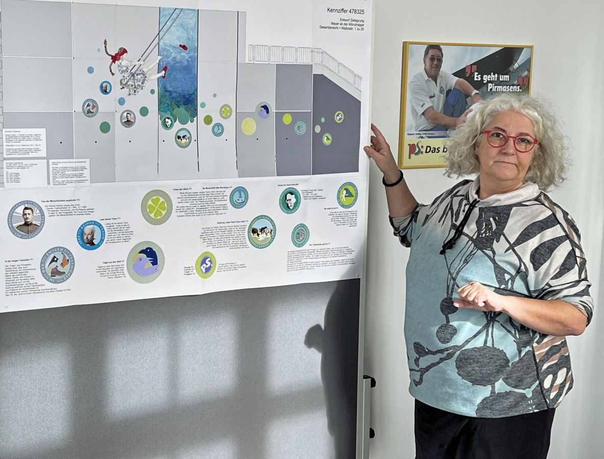 Tanja Lebski mit ihrem Entwurf zum Mosaik 