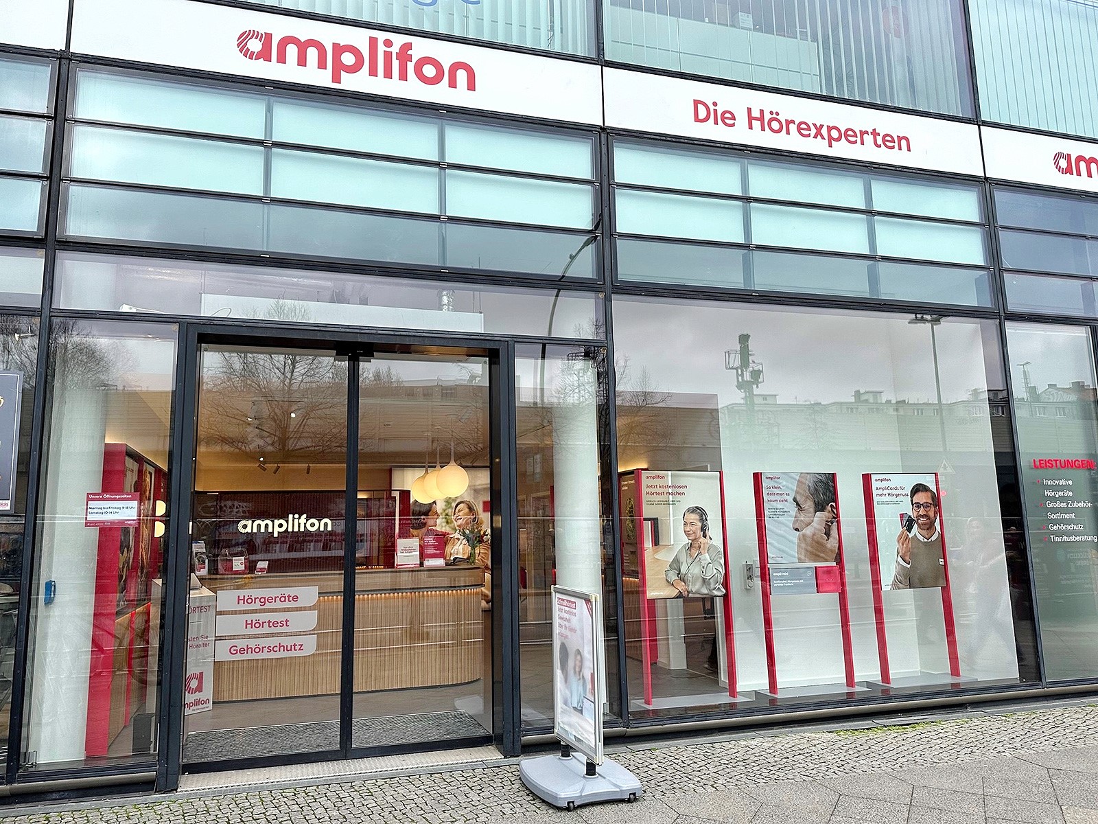 Auf dem Foto ist eines der über 600 Amplifon Fachgeschäfte zu sehen. © Amplifon Deutschland Auf dem Foto ist eines der über 600 Amplifon Fachgeschäfte zu sehen. © Amplifon Deutschland