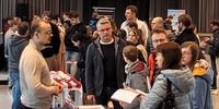 AUF IN DIE WELT Messe in Frankfurt – Viel Interesse (Stiftung Völkerverständigung) AUF IN DIE WELT Messe in Frankfurt – Viel Interesse (Stiftung Völkerverständigung)