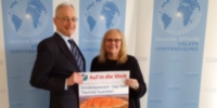 Dr. Michael Eckstein und Carmen Lau mit „Traumziel Australien“ (Stiftung Völkerverständigung) Dr. Michael Eckstein und Carmen Lau mit „Traumziel Australien“ (Stiftung Völkerverständigung)