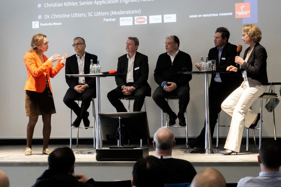 Podiumsdiskussion mit Dr. Christine Lötters (links) auf der Hannover Messe 2023 (Foto: SC Lötters) (Die Bildrechte liegen bei dem Verfasser der Mitteilung.) Podiumsdiskussion mit Dr. Christine Lötters (links) auf der Hannover Messe 2023 (Foto: SC Lötters) (Die Bildrechte liegen bei dem Verfasser der Mitteilung.)